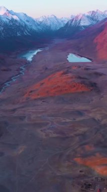 Beltirdu Dağı Tepesi. Green Hills, Göller ve Nehir Sonbaharda Sunrise 'da. Hava görüntüsü. Kosh-Agachsky Bölgesi, Altai Dağları, Rusya. Drone İleri Uçuyor, Eğil. Şutu göster. Dikey Video