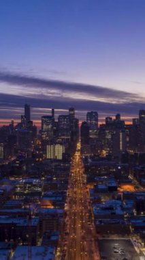 Chicago 'nun Urban Skyline' ı Sunrise in Frosty Winter Morning 'de. Mavi Saat. Hava Hızı Hızı, Zaman Hızı. Amerika Birleşik Devletleri. Drone İleri Uçuyor. Dikey Video