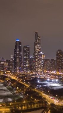 Chicago 'da Kışın Gecesi. Hava Hızı Hızı, Zaman Hızı. Amerika Birleşik Devletleri. Drone İleri Uçuyor. Dikey Video