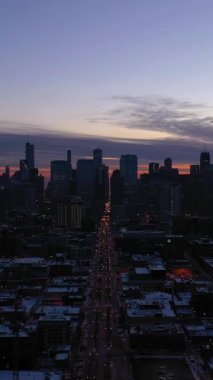 Chicago 'nun Urban Skyline' ı Sunrise in Frosty Winter Morning 'de. Mavi Saat. Hava görüntüsü. Amerika Birleşik Devletleri. Drone İleri Uçuyor. Dikey Video