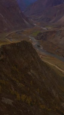 Katu-Yarik dağ geçidi. Chulyshman Nehri Vadisi. Hava görüntüsü. Altai, Rusya. Şutu göster. Dikey Video