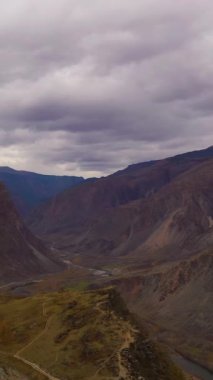 Katu-Yarik dağ geçidi. Chulyshman Nehri Vadisi. Hava görüntüsü. Altai, Rusya. Drone yörüngede. Dikey Video