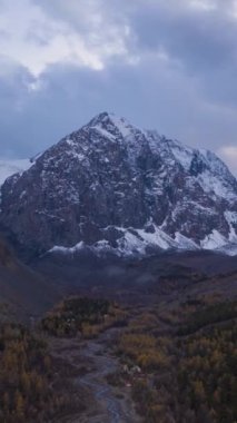 Sonbaharda Aktru Vadisi 'ndeki Karatash Dağı. Altai Dağları. - Rusya. Hava Hızı Hızı, Zaman Hızı... dikey Video