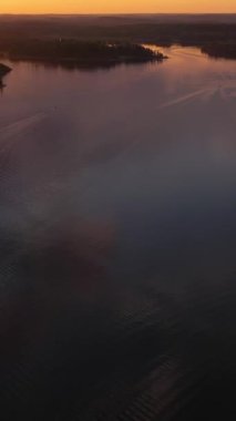 Ladoga Gölü, Balık Çiftliği ve Yaz Günbatımında tekne. Lekhmalakhti Körfezi. Rusya, Karelia 'nın manzarası. Hava görüntüsü. Drone İleri Uçuyor, Eğil. Şutu göster. Dikey Video