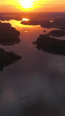 Ladoga Gölü, Günbatımında Balık Çiftliği. Lekhmalakhti Körfezi Adaları. Rusya 'nın manzarası. Hava görüntüsü. Drone İleri Uçuyor, Eğil. Şutu göster. Dikey Video