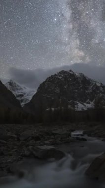 Karatash Dağı, Aktru Nehri ve Gece Samanyolu. Kurai Bölgesi, Altai Dağları, Sibirya, Rusya. Yatay Panning ile Hareket Sürati Hızı. Dikey Video