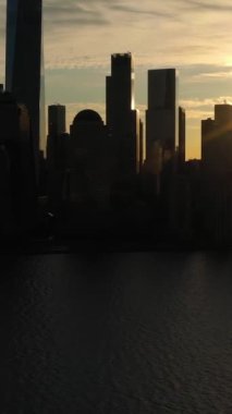 Aşağı Manhattan 'ın Şehir Silueti, New York, Sunrise' da. Hava görüntüsü. Amerika Birleşik Devletleri. İnsansız Hava Aracı Yana Uçuyor, Eğil. Dikey Video