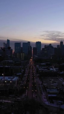 Chicago 'nun Urban Skyline' ı Sunrise in Frosty Winter Morning 'de. Mavi Saat. Hava görüntüsü. Amerika Birleşik Devletleri. Drone yukarı doğru uçuyor. Dikey Video