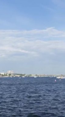 Peter ve Paul Kalesi, Trinity Köprüsü. Saint-Petersburg Şehri, Güneşli Yaz Günü, Rusya. Hareket Döndürme Zaman Hızı. Dikey Video