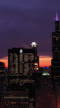 Kışın Mavi Saatteki Kentsel Chicago Döngüsü. Akşam Alacakaranlığı. Hava görüntüsü. Amerika Birleşik Devletleri. İnsansız hava aracı yandan uçuyor. Orta boy shot. Dikey Video