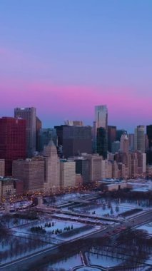 Chicago 'dan Urban Skyline ve Frosty Winter' da Grant Park. Günaydın Alacakaranlık. Hava görüntüsü. Amerika Birleşik Devletleri. Drone İleri Uçuyor. Dikey Video