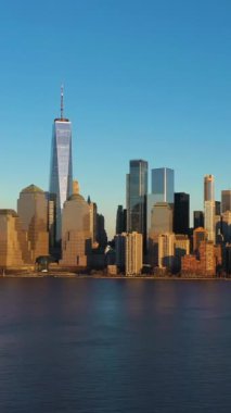 Aşağı Manhattan 'ın Skyline' ı, New York, Sunset 'te. Hava görüntüsü. Amerika Birleşik Devletleri. Drone Yana ve Yukarı Uçuyor. Dikey Video