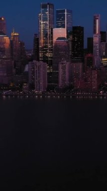 Manhattan 'ın aşağısındaki Urban Skyline, New York, Akşam Alacakaranlığı' nda. Mavi Saat. Hava görüntüsü. Amerika Birleşik Devletleri. İnsansız Hava Aracı Yana Uçuyor, Eğil. Dikey Video