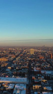 Sabah Chicago Skyline, kışın Sunrise 'da ABD. Hava görüntüsü. Drone geriye doğru uçuyor. Dikey Video