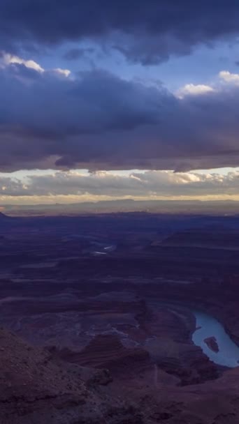 日落时的马角州立公园科罗拉多河和风暴天空 美国犹他州 空中超速 时间超速 Meander俯瞰 博士飞的西道 垂直录像 — 图库视频影像
