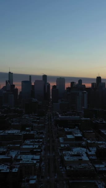 シカゴの都市スカイライン 曇りの冬の朝の日の出 ゴールデンアワー アリアルビュー アメリカ合衆国 ドローン フライフォワード バーティカルビデオ — ストック動画