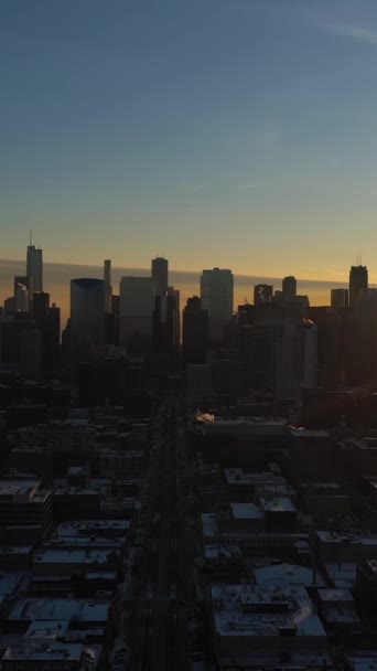 シカゴ シティのシルエット 曇りの冬の朝の日の出 ゴールデンアワー アリアルビュー アメリカ合衆国 ドローン フライズが後ろに バーティカルビデオ — ストック動画