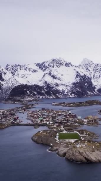 Henningsvaer Fishing Village Festvagtind Mountain Invierno Mar Noruega Islas Lofoten — Vídeos de Stock