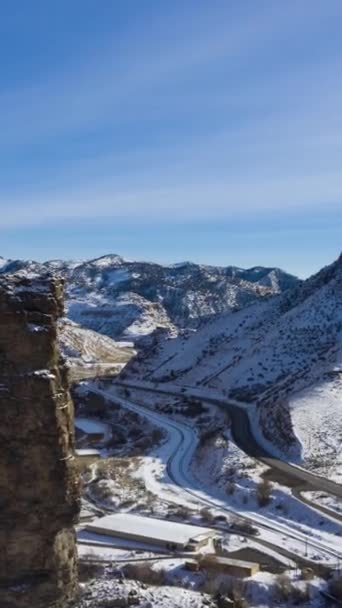 冬日阳光下的城堡门尖顶 白雪山道 美国犹他州 空中超速 时间超速 飞行员向前飞 垂直录像 — 图库视频影像