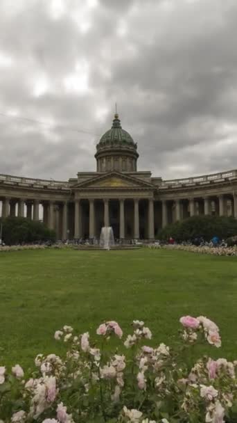 Saint Petersburg Russia June 2019 Kazan Cathedral Meadow Flowers People — 图库视频影像