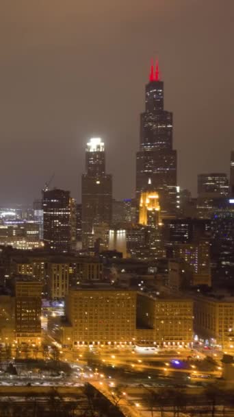 冬の夜のシカゴ ループの都市景観 空中ハイパーラップ タイムラップス アメリカ合衆国 ドローン フライズ サイドウェイ バーティカルビデオ — ストック動画