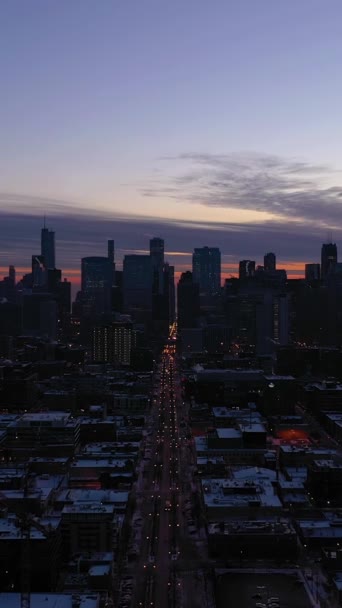 シカゴの都市スカイライン 曇りの冬の朝の日の出 ブルーアワー アリアルビュー アメリカ合衆国 ドローン フライフォワード バーティカルビデオ — ストック動画