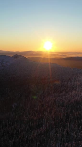 ドヴグラヴァヤ ヒルと統一された森は日没に雪で覆われた アリアルビュー テガネイ国立公園 南ウラル ロシア ドローン フライズ サイドウェイ バーティカルビデオ — ストック動画