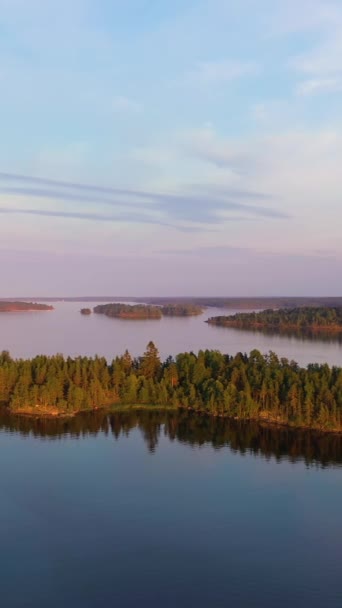 Lago Ladoga Soleado Día Verano Islas Bahía Lekhmalakhti Vista Aérea — Vídeo de stock