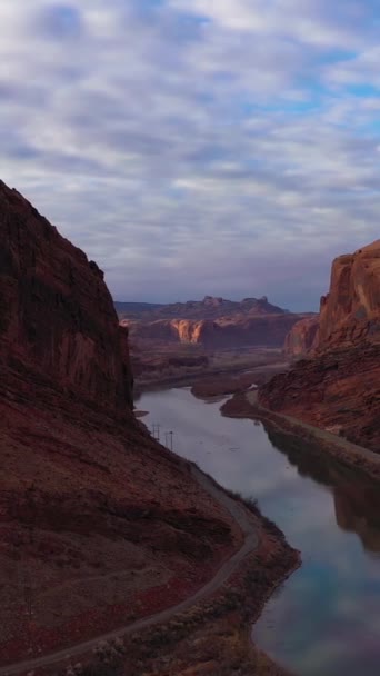 Rio Colorado Red Sandstone Mountains Manhã Nublada Reflexão Céu Água — Vídeo de Stock