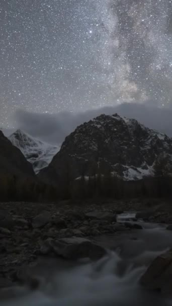 卡拉塔什山 阿克楚河和银河在夜晚 俄罗斯西伯利亚阿尔泰山脉的仓井区 运动时间随着水平喘息而流逝 垂直录像 — 图库视频影像