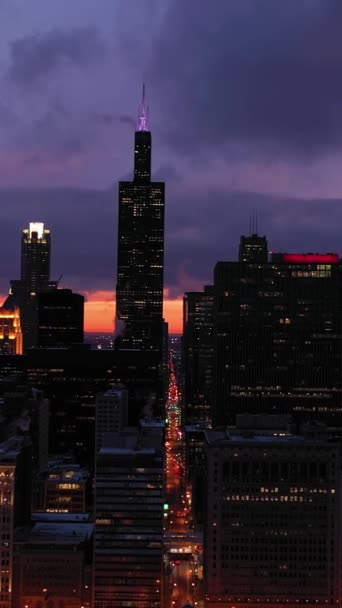 芝加哥的城市天际线在冬季的蓝色一小时 黄昏的黄昏 空中景观 美利坚合众国 无人机向后飞去 垂直录像 — 图库视频影像