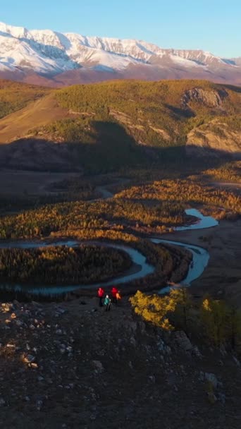 Kurai Steppe Chuya River Meander Yellow Larches Mountains Automne Lever — Video