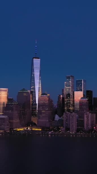 曼哈顿下城的城市天际线 纽约市黄昏时分 蓝色一小时 空中景观 美利坚合众国 博士飞的西道 垂直录像 — 图库视频影像
