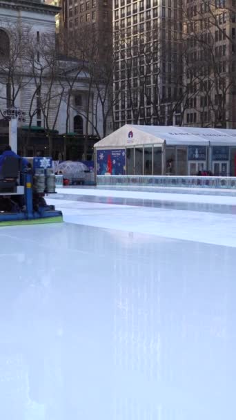 뉴욕시 2021년 23일 정화기는 겨울의 브라이언트 파크에서 얼음을 청소하고 부드럽게 — 비디오