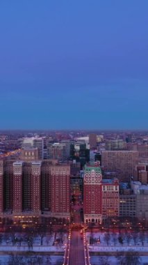 Soğuk Kış 'ta Chicago Şehir Döngüsü' nün Mavi Saati. Günaydın Alacakaranlık. Hava görüntüsü. Amerika Birleşik Devletleri. İnsansız hava aracı yandan uçuyor. Dikey Video