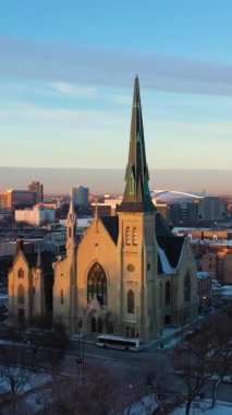 Şikago 'daki ilk Baptist Cemaati Kilisesi, kışın Sunrise' da ABD. Hava görüntüsü. Drone yörüngede. Dikey Video