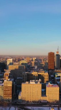 Chicago 'nun Kentsel Skyline' ı Sunrise in Frosty Winter Morning 'de. Altın Saat. Hava görüntüsü. Amerika Birleşik Devletleri. İnsansız hava aracı yandan uçuyor. Dikey Video