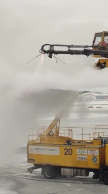 MOSCOW, RUSSIA - 20 HAZİRAN 2021: Sheremetyevo Uluslararası Havalimanı 'nda buzları eriten uçak kanadı.