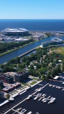 SAINT-PETERSBURG, RUSSIA - 22 Haziran 2019: Lakhta Center Tower ve Gazprom Arena Stadyumu Sunny Summer Day. Hava görüntüsü. - Rusya. İnsansız Hava Aracı Yana Uçuyor, Eğil. Dikey Video