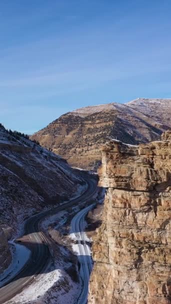 Castle Gate Spire Dia Inverno Ensolarado Montanhas Estrada Utah Eua — Vídeo de Stock