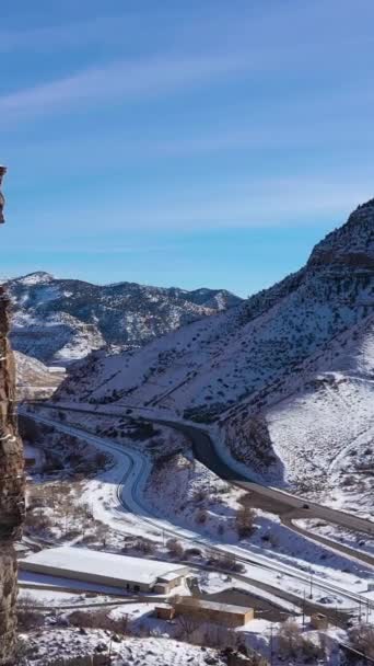 Castle Gate Spire Soleado Día Invierno Montañas Nevadas Carretera Utah — Vídeos de Stock