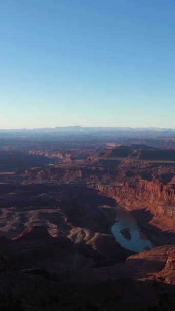 太阳升起的马角州立公园科罗拉多河 红峡谷和晴朗的天空 美国犹他州 来自Meander俯瞰的空中景观 无人机向后飞去 垂直录像 — 图库视频影像