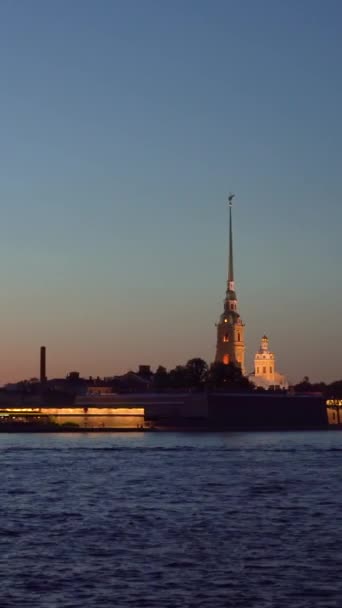 Oświetlona Forteca Piotra Pawła Podczas Letniej Nocy Rzeka Neva Petersburg — Wideo stockowe