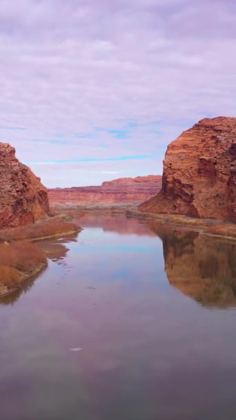 Rio Colorado Red Sandstone Mountains Dia Ensolarado Reflexão Céu Água — Vídeo de Stock