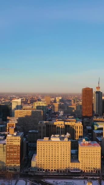 在寒冷的冬日早晨 芝加哥环城的城市天际线在日出 黄金时刻 空中景观 美利坚合众国 博士飞的西道 垂直录像 — 图库视频影像