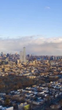 Güneşli bir günde Manhattan, New York şehri. Hava Hızı, Hiper Hata. Amerika Birleşik Devletleri. Jersey City 'den görüntü. İnsansız hava aracı yandan uçuyor. Dikey Video