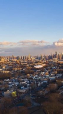 Güneşli bir günde New York, Manhattan 'ın silueti. Hava Hızı, Hiper Hata. Amerika Birleşik Devletleri. Jersey City 'den görüntü. Drone İleri Uçuyor. Dikey Video