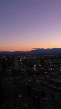 Kış 'ın Akşam Alacakaranlığı' nda Günbatımında Salt Lake City Skyline 'da aydınlandı. Kongre Binası Tepesi. Utah, ABD. Hava görüntüsü. Mavi Saat. Drone Yana ve Yukarı Uçuyor. Dikey Video