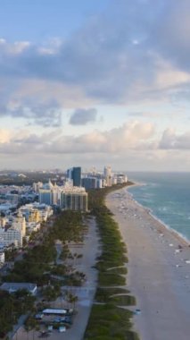 Miami Plajı, Okyanus ve Sabah Bulutları. Hava Hızı Hızı, Zaman Hızı. Drone İleri Uçuyor. Florida, ABD. Dikey Video