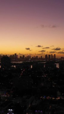 Miami Plajı 'ndan Urban Skyline ve Sunset' ten Miami Downtown. Akşam Alacakaranlığı, Mavi Saat. Hava görüntüsü. ABD. Şehir silueti. Drone yukarı doğru uçuyor. Dikey Video